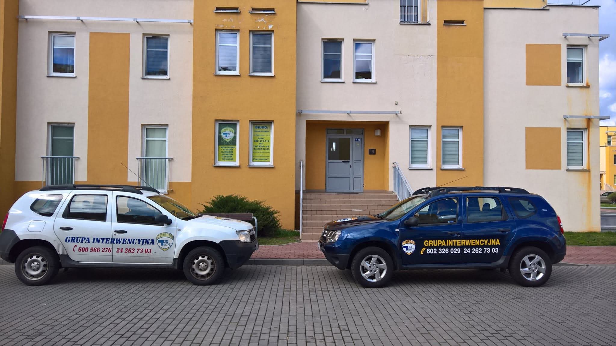 Siedziba TOP SEKRET Gostynin z oznakowanymi pojazdami ochrony